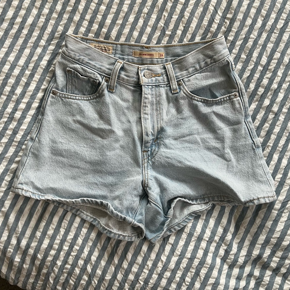 Levi’s Mom Jean Shorts